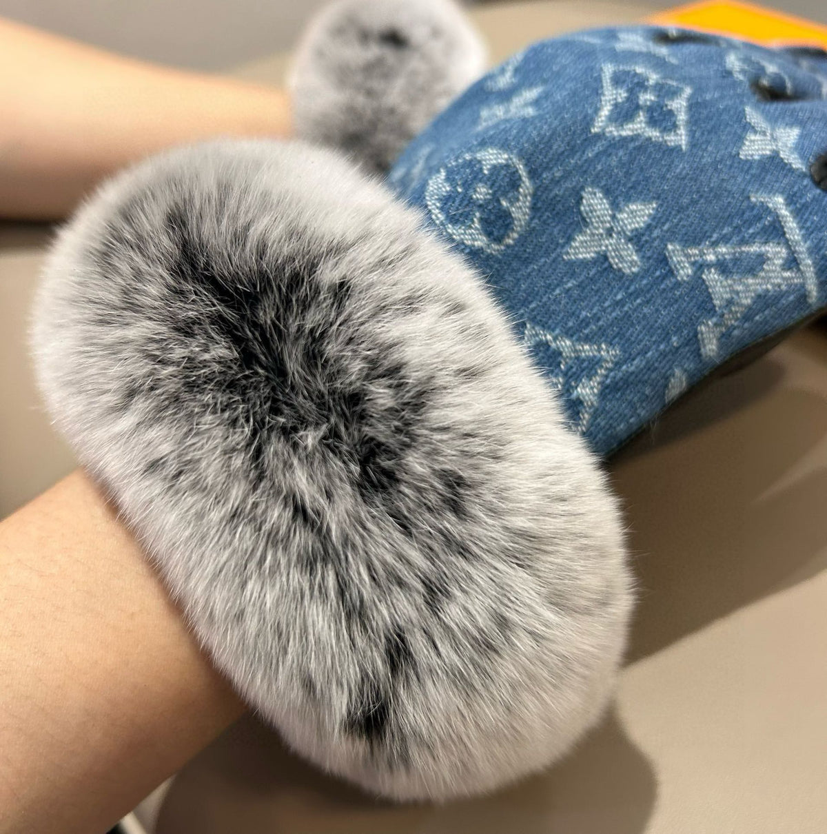 LV Gloves In Blue Denim Fabric And Rabbit Fur 469631