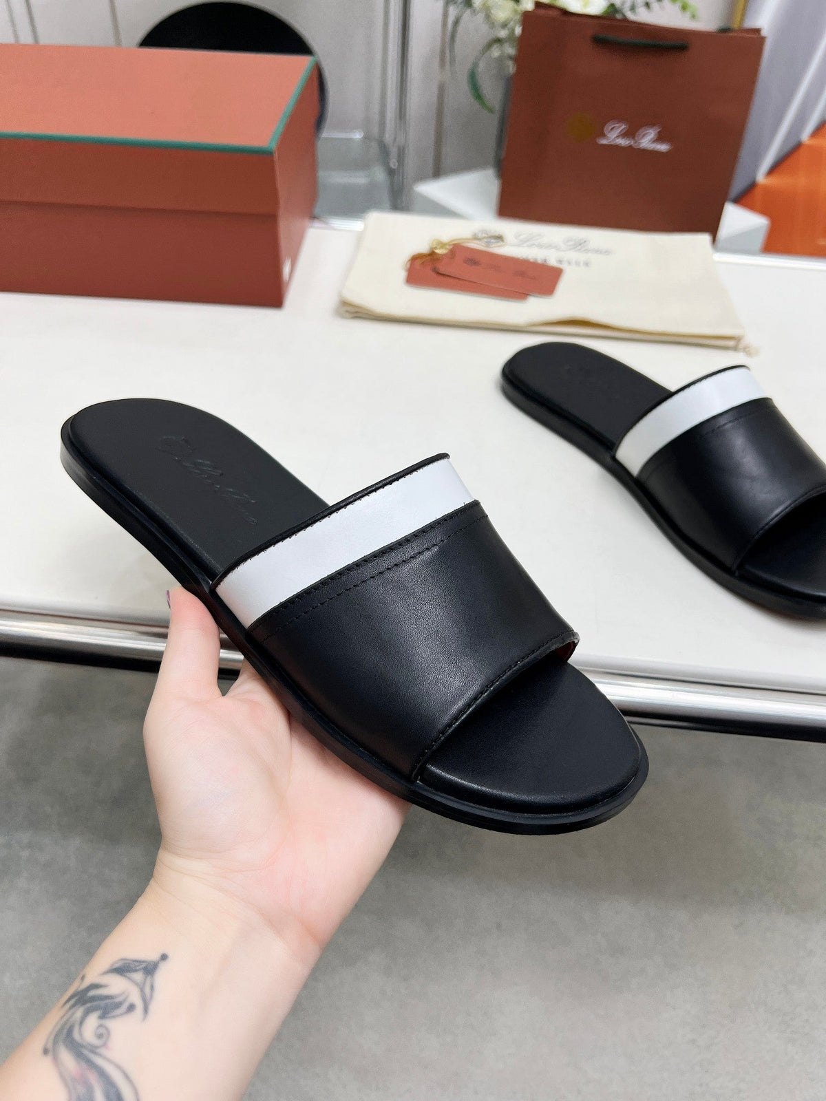 LP SLIPPER PATHON BLACK CALFSKIN