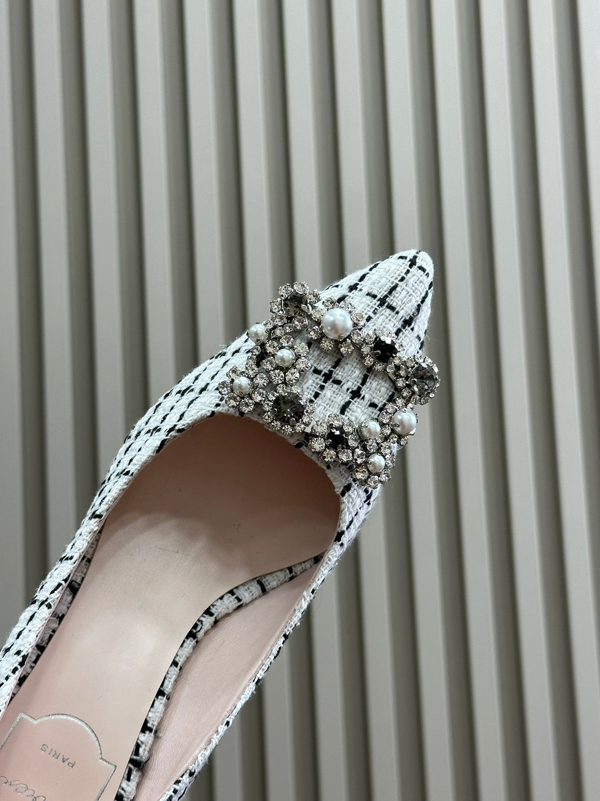 Flower Strass Buckle Pump 85 White Black Fabric