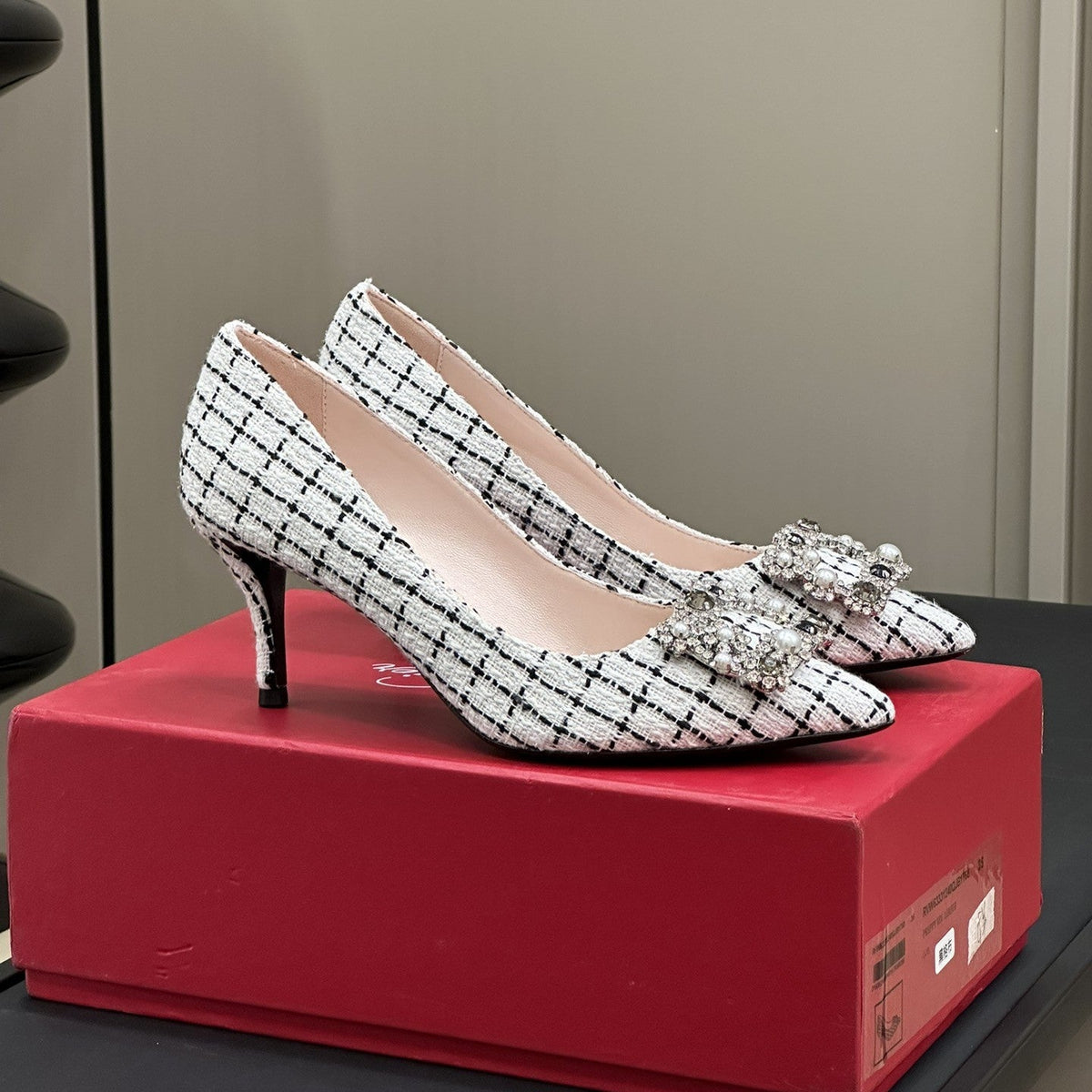 Flower Strass Buckle Pump 85 White Black Fabric