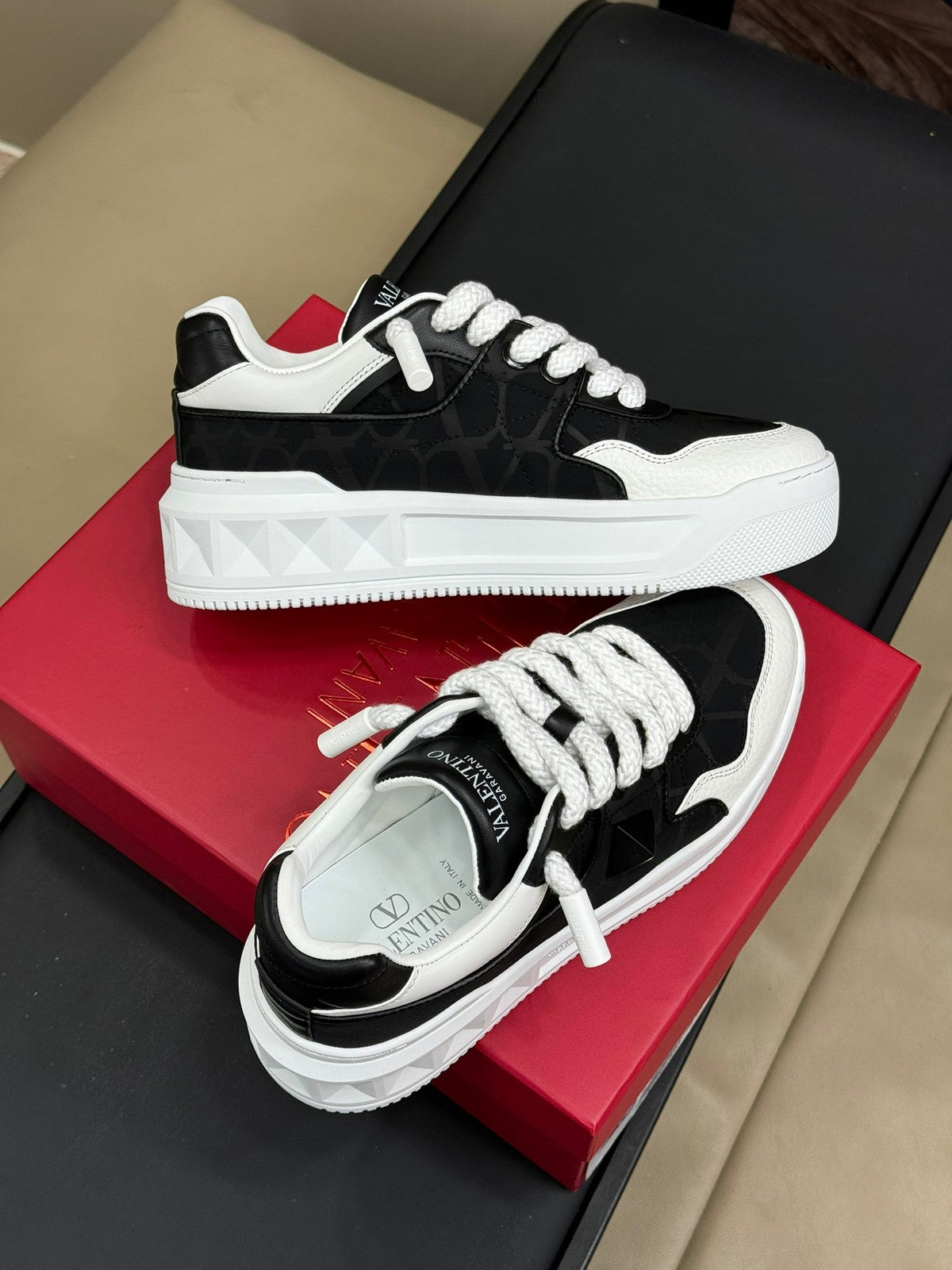 VT 2025 Pattern Sneakers Black White Cowhide 548579