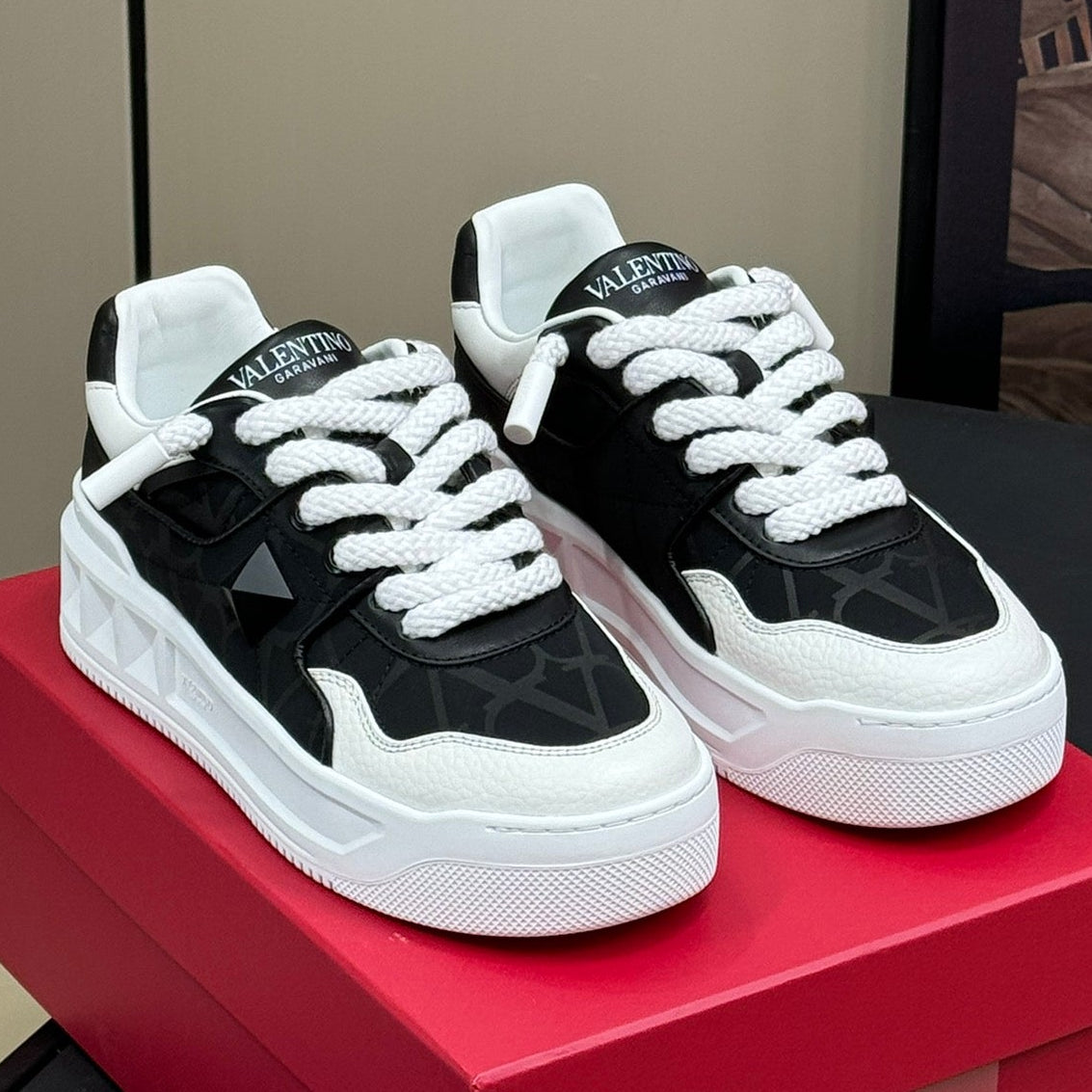 VT 2025 Pattern Sneakers Black White Cowhide 548579