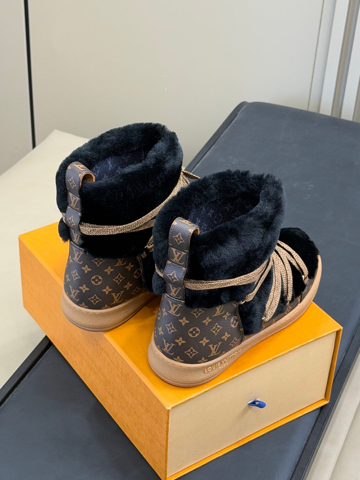 LV 25 Snow Boots Brown Black Leather Wool 576937