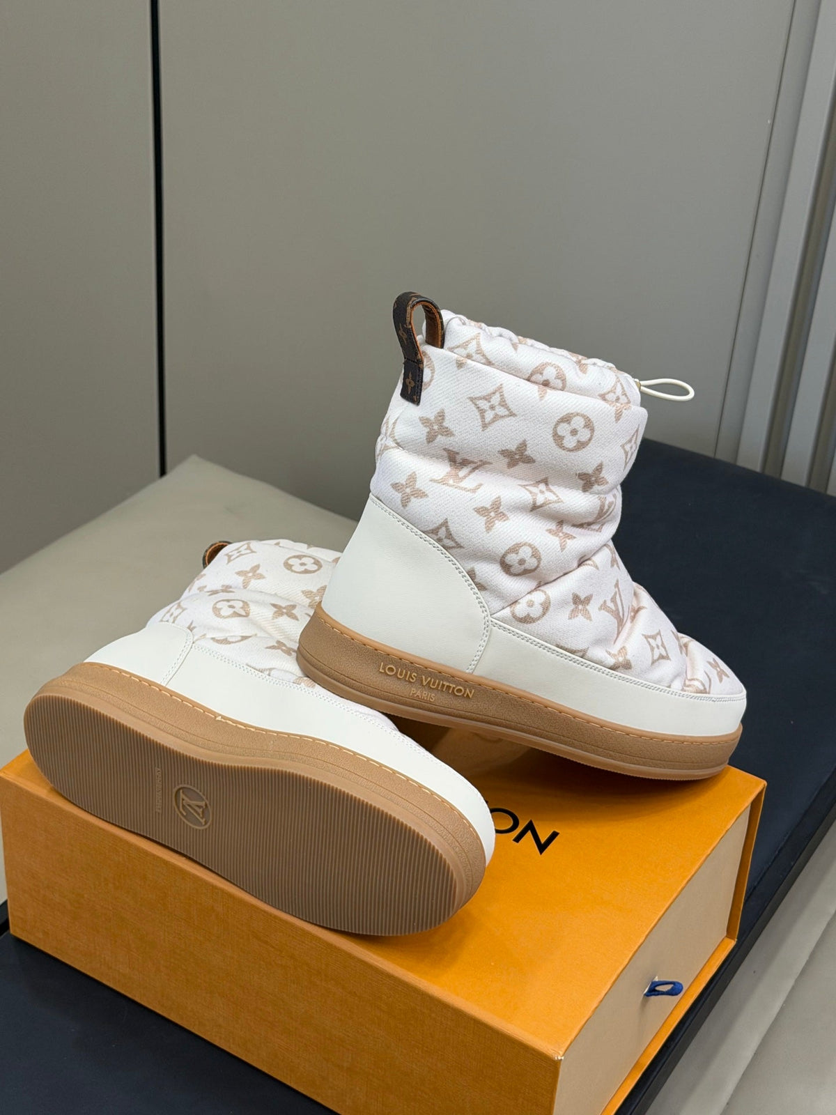 LV 25 Snow Boots White Leather Canvas 576939