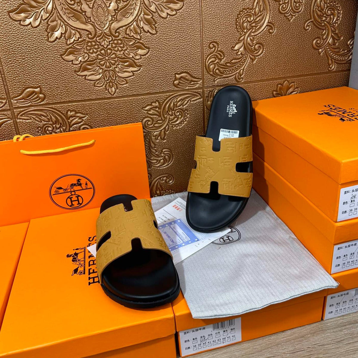 HM IZMIR SLIPPER SAFFRON AND BLACK CALFSKIN