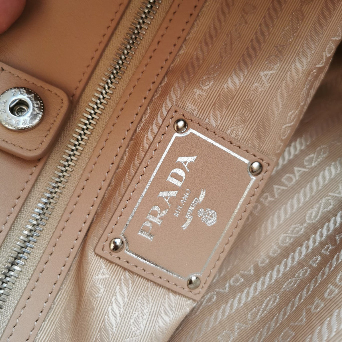CHAIN TOTE 39 SOFT BEIGE CALFSKIN SILVER HARDWARE