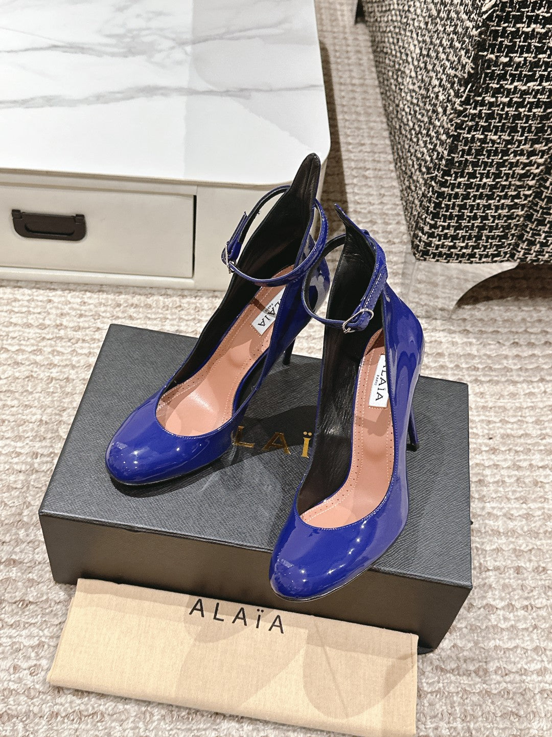 ALAIA ROUND-TOE HIGH HEELS 10 CM IN NAVY BLUE CALFSKIN