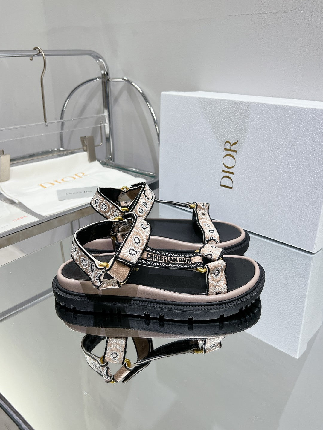 CD D-Wave Sandal In Light Pink Black Cowhide 100761