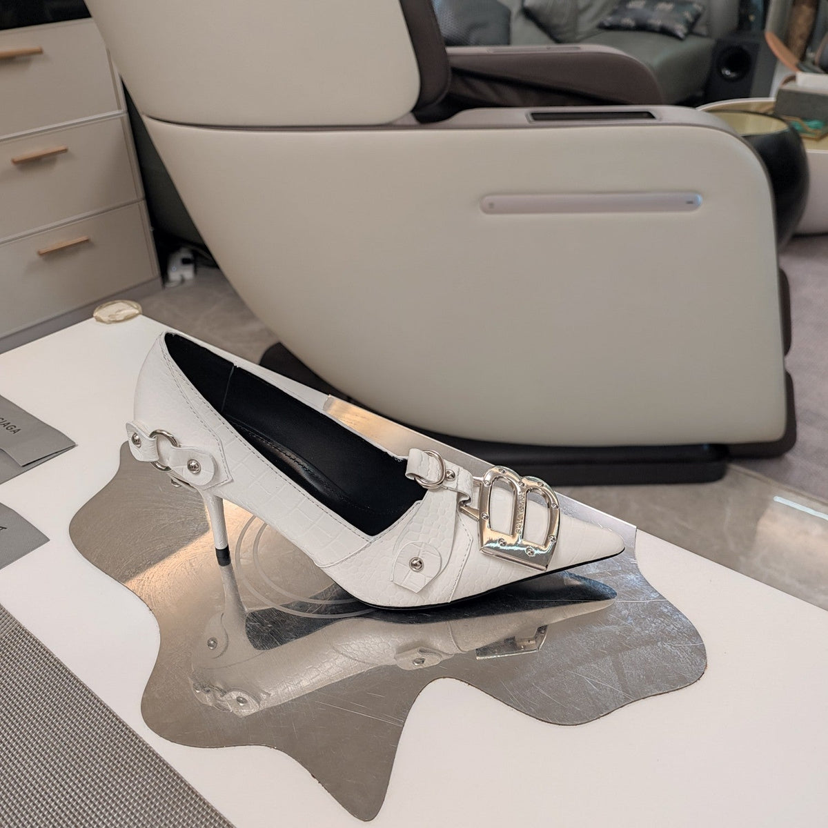 HIGH PUMPS WITH B SILVER BUCKLE IN WHITE CROCODILE PATTERN CALFSKIN