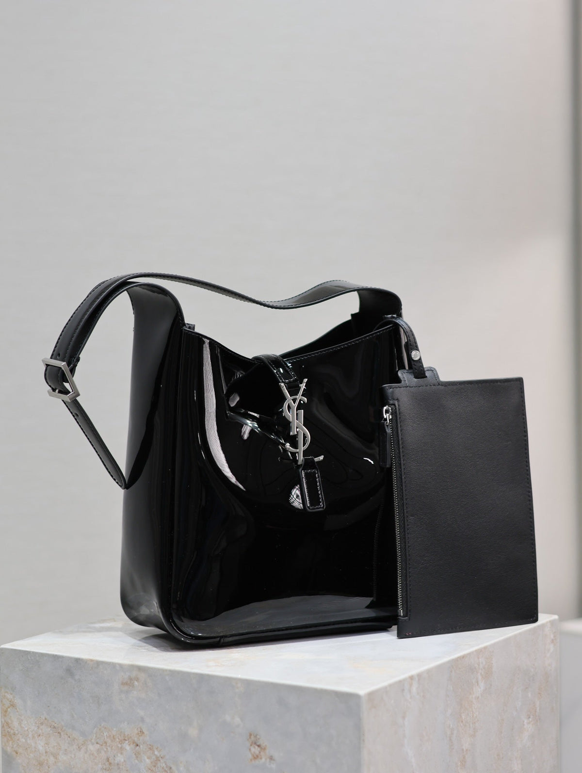 le 5a7 small 23cm black patent calfskin