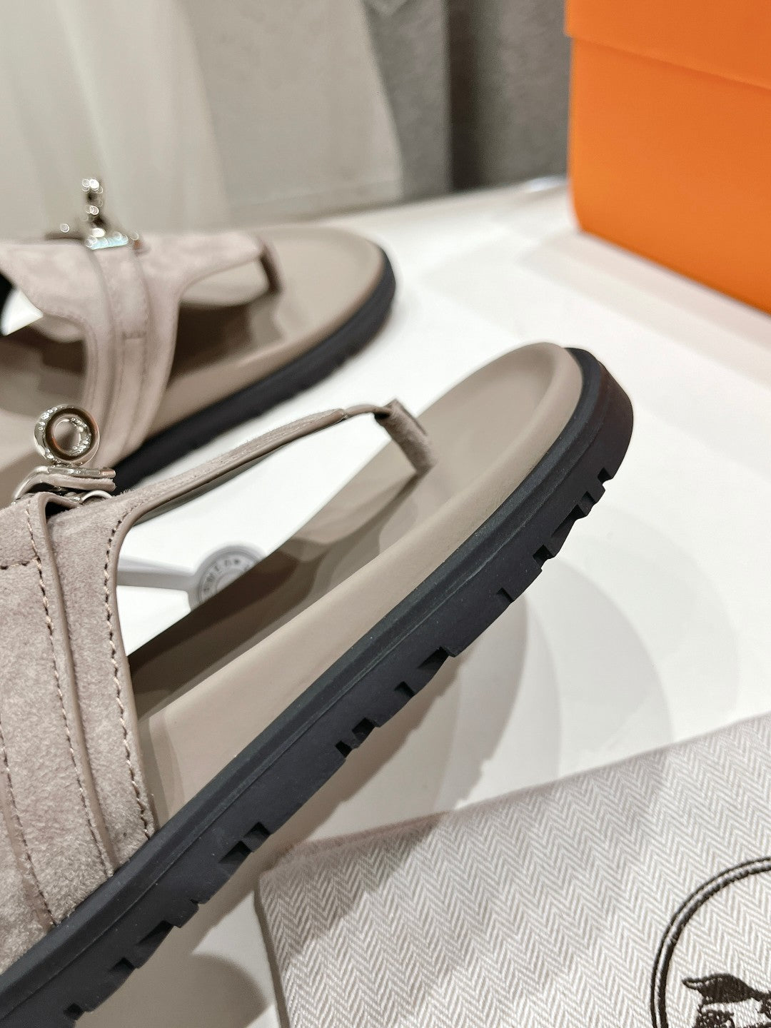 EMPIRE SANDAL LIGHT GRAY SUEDE