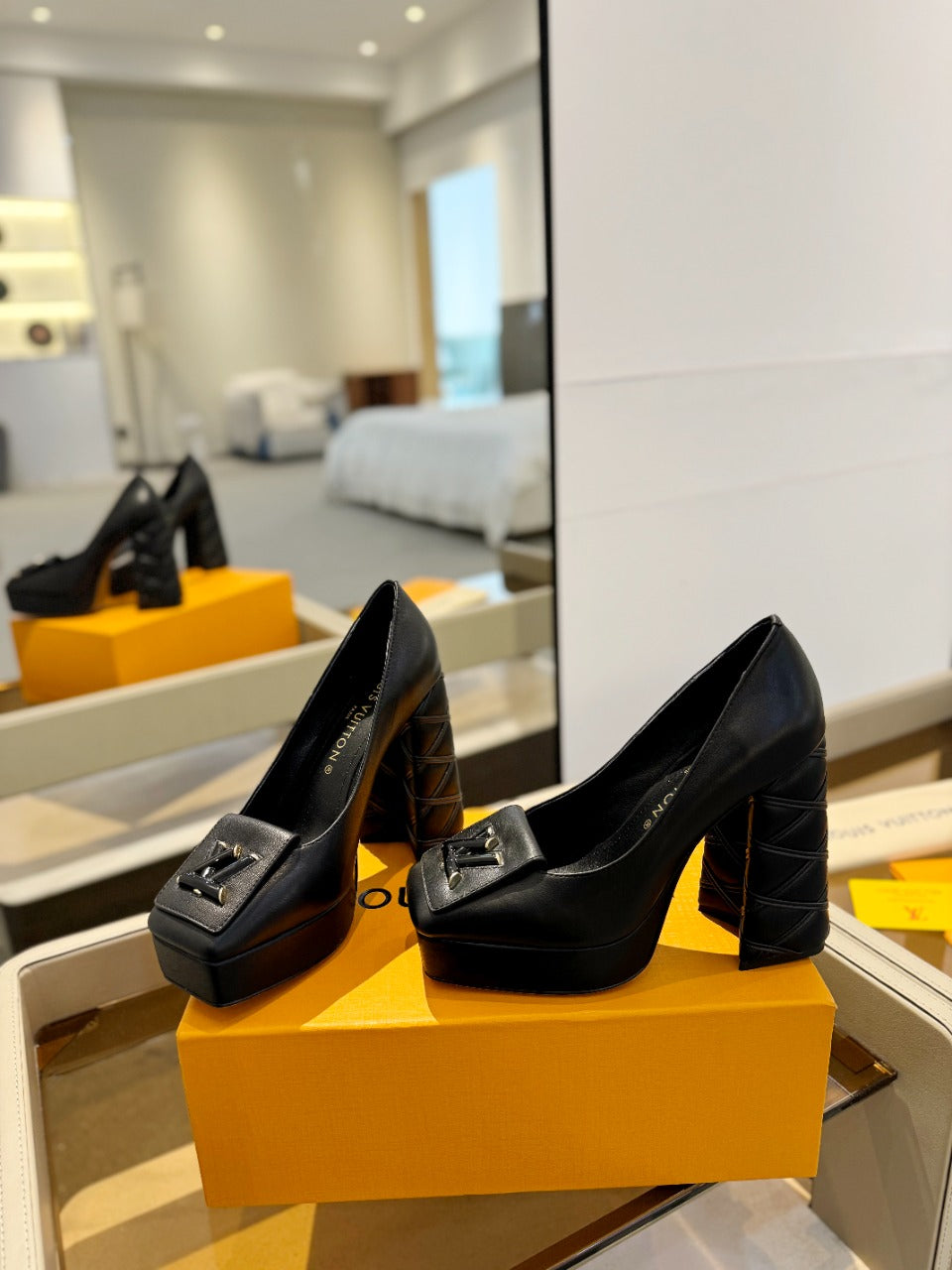 LV Shake Pump 120mm Plain Black Cowhide