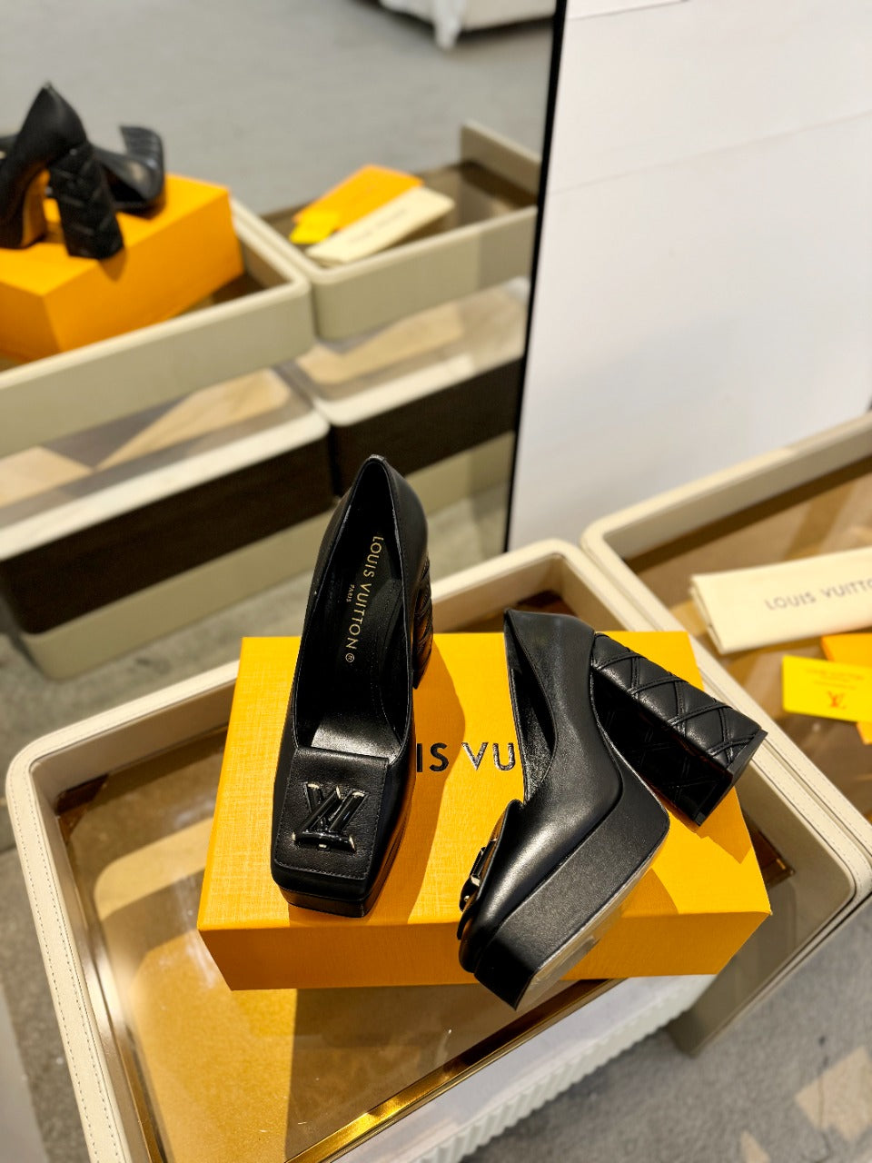 LV Shake Pump 120mm Plain Black Cowhide